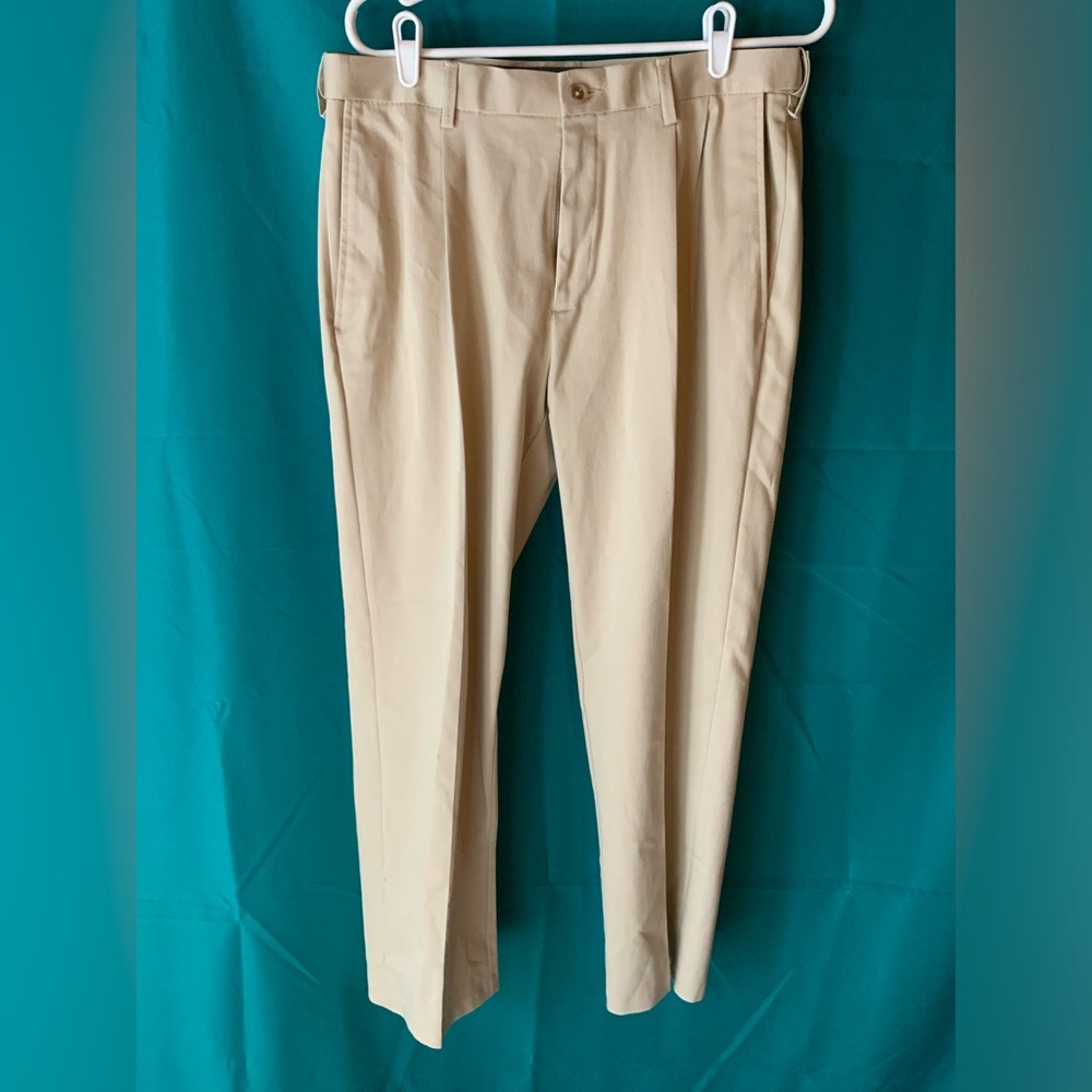 HAGGAR CLOTHING,MEN’S CLASSIC FIT, PREMIUM NO IRON KHAKI, W34 L30 EUC